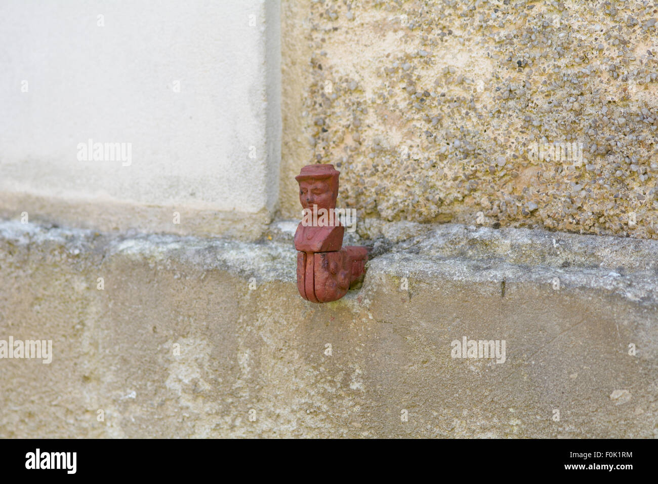 Finestra di chiusura dell'otturatore al di fuori di casa francese - metallo piccolo uomo Foto Stock