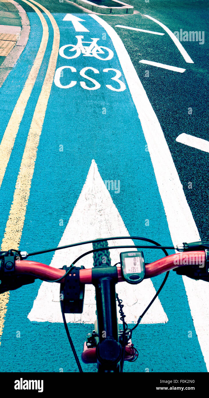 I piloti di bicicletta equitazione vista su Londra ciclo super autostrada CS3 nella zona est di Londra Foto Stock