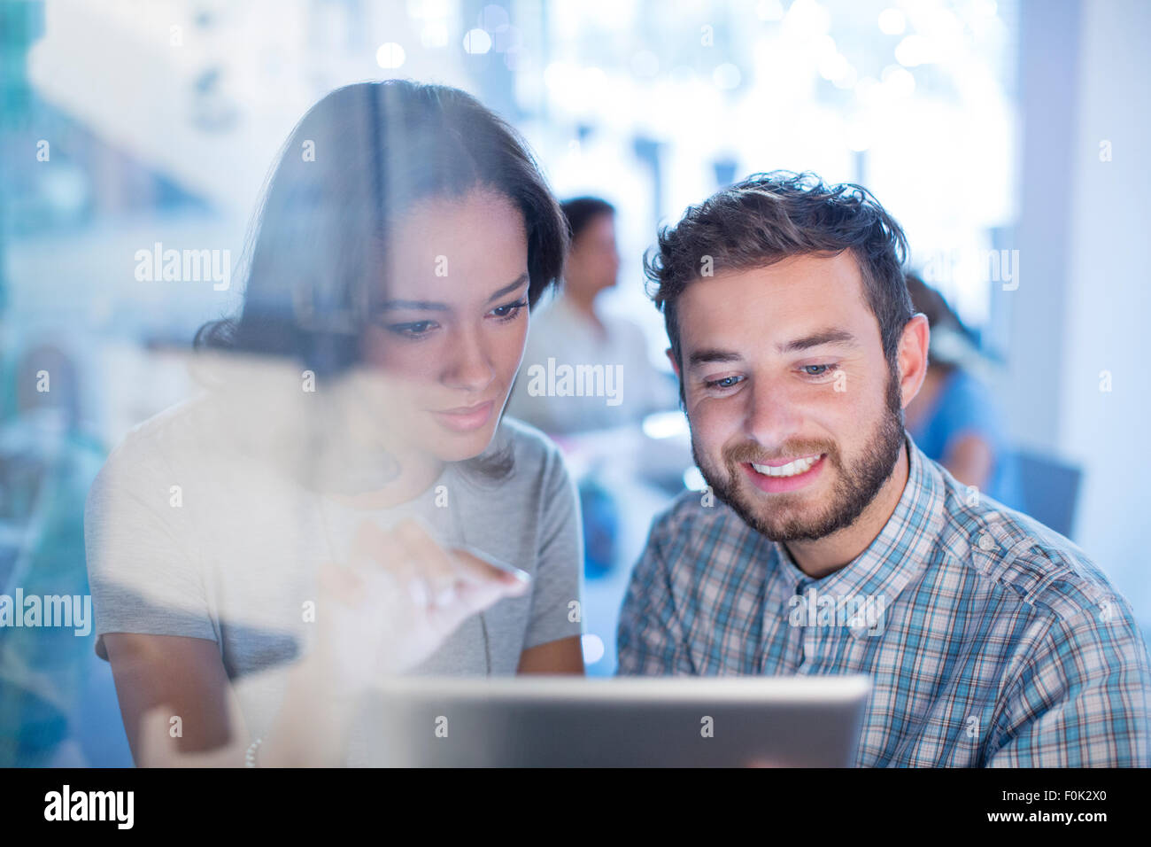 La gente di affari con tavoletta digitale Foto Stock