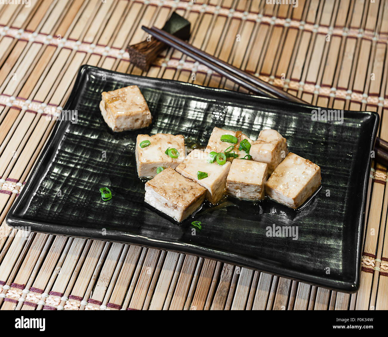 Cucina asiatica: Tofu piastra. Foto Stock