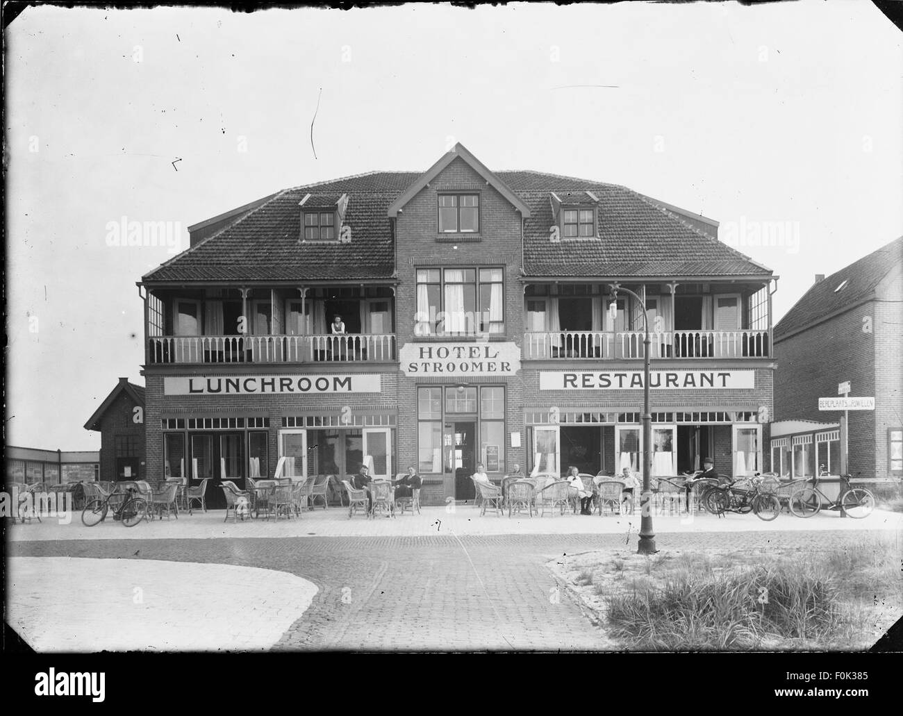 Zeeweg è un termine olandese che significa "strada marittima" o "percorso costiero". Si riferisce a strade o sentieri che corrono lungo la costa, fornendo accesso alle zone marittime e alle rotte di trasporto marittimo. Foto Stock