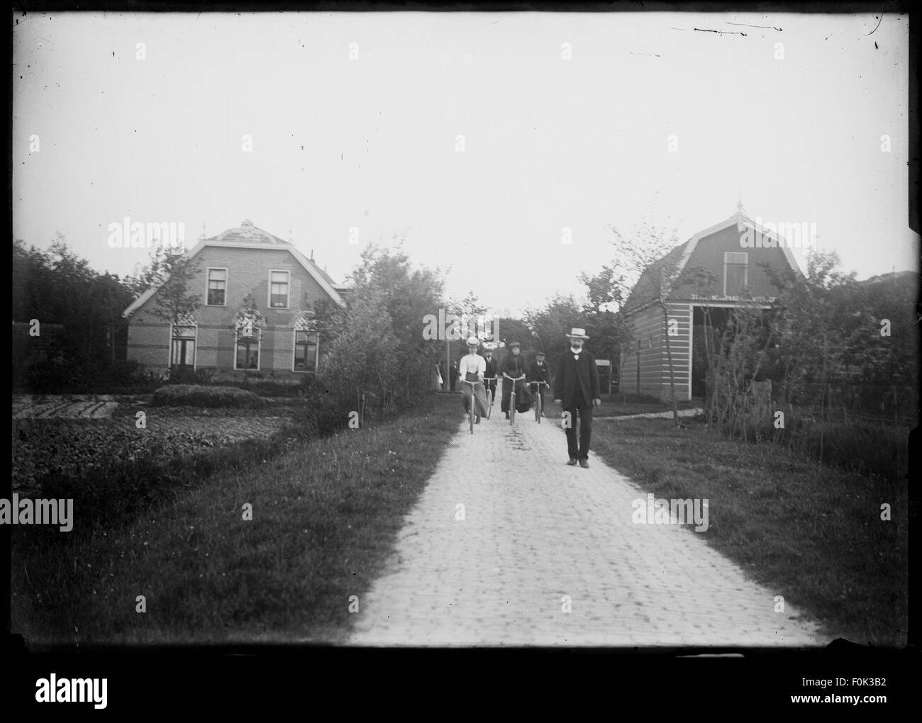 Herenweg è un nome di strada o strada che appare in varie località, spesso associato a città storiche o villaggi in Europa. Il contesto specifico di questo titolo verosimilmente si riferisce a un luogo di importanza storica che contribuisce alla cultura o allo sviluppo regionale. Foto Stock