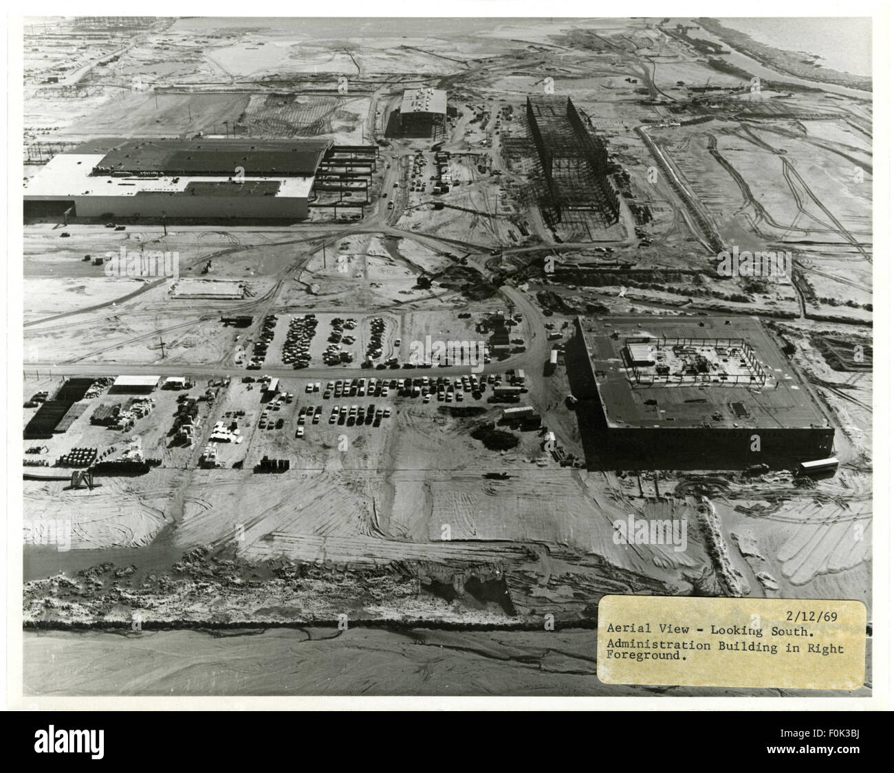 Questa fotografia aerea scattata il 12 febbraio 1969 mostra una vista verso sud con l'edificio amministrativo in primo piano a destra. L'immagine fornisce un'ampia prospettiva del layout e dell'architettura dell'area. Foto Stock