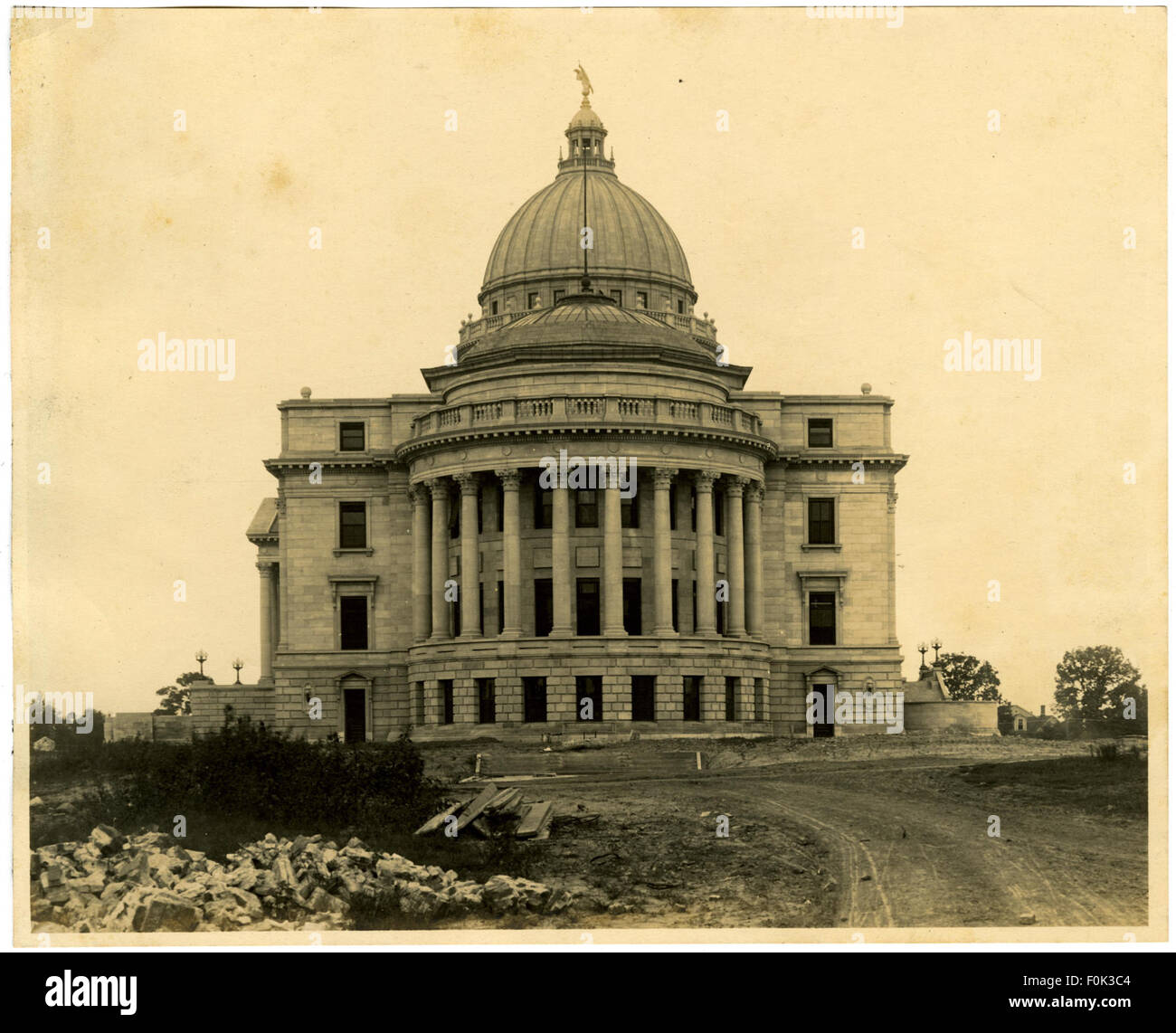 Questa fotografia cattura la facciata est di un edificio, mostrando il suo design architettonico. L'immagine mette in evidenza la disposizione, i materiali e i dettagli della struttura, fornendo informazioni sugli elementi di design dell'esterno anteriore dell'edificio. Foto Stock