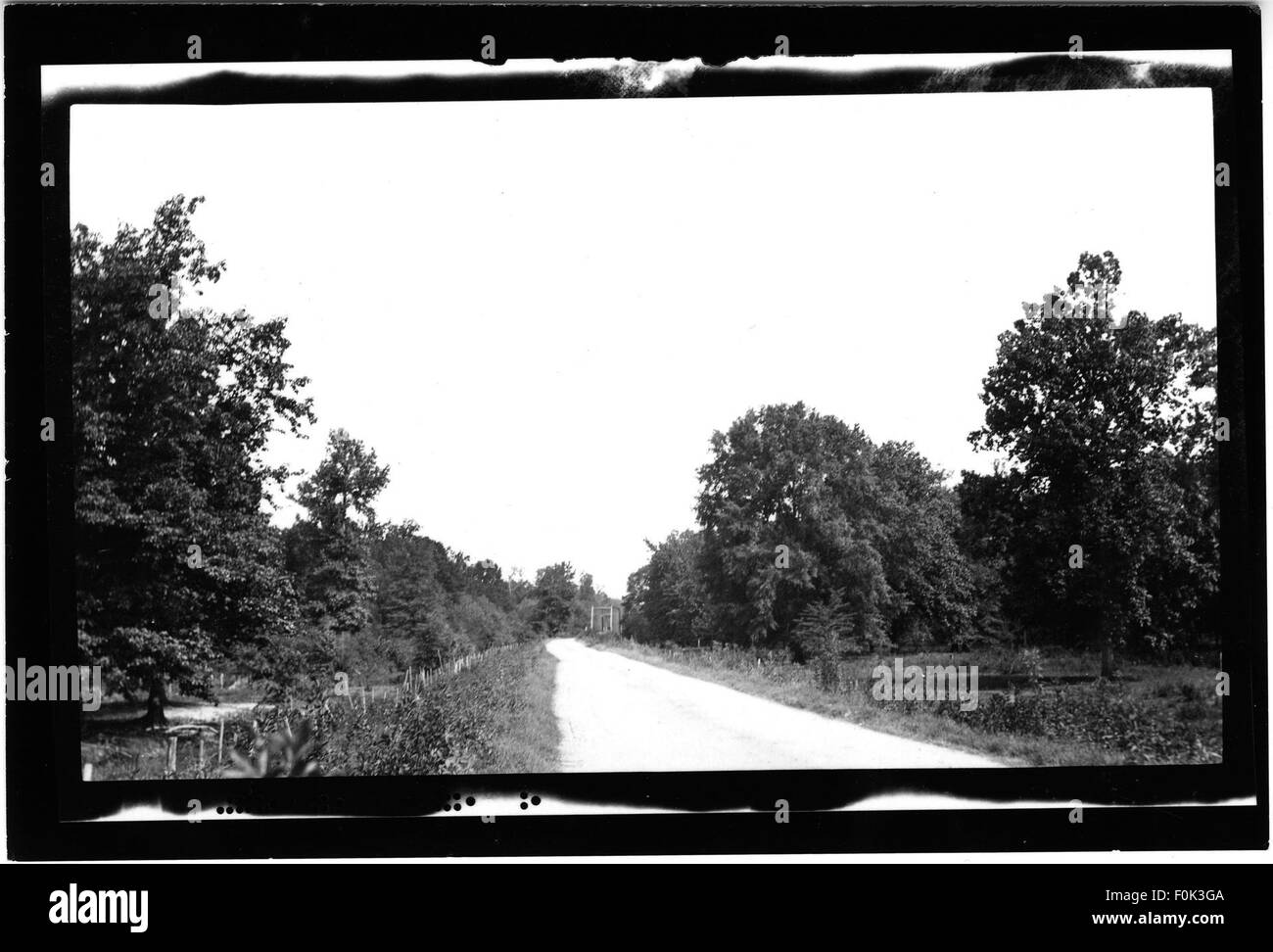 L'argine di Arlington si riferisce a un terrapieno rialzato costruito per prevenire le inondazioni, spesso vicino a un fiume o a una costa. Questo particolare argine svolge una funzione protettiva per l'area circostante, preservando l'integrità delle infrastrutture locali. Foto Stock