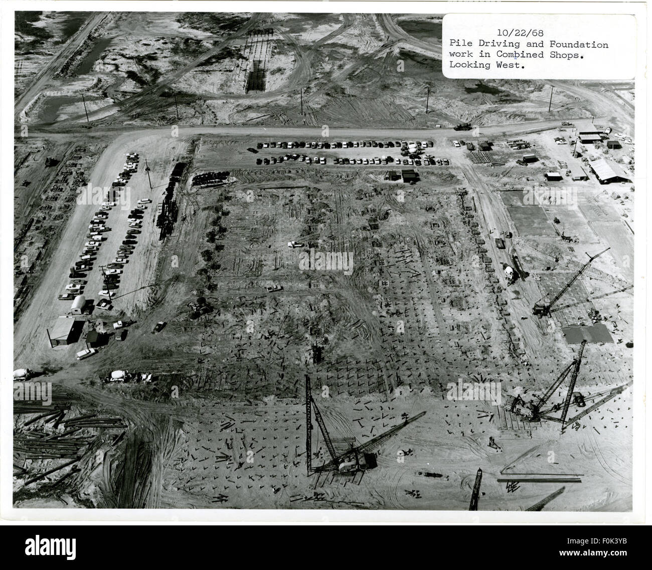 Una fotografia che mostra la guida di pali e i lavori di fondazione nell'area dei negozi combinati, scattata il 22 ottobre 1968. La foto cattura gli sforzi di costruzione, in particolare nella costruzione di strutture fondamentali. Foto Stock
