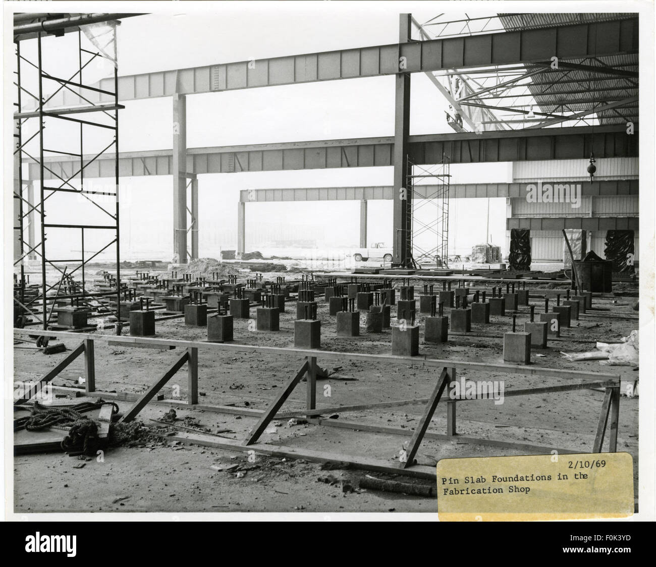 Fotografia delle fondamenta delle lastre dei perni in costruzione in un'officina di fabbricazione il 10 febbraio 1969. Queste fondamenta sono utilizzate in vari progetti di edilizia industriale. Foto Stock