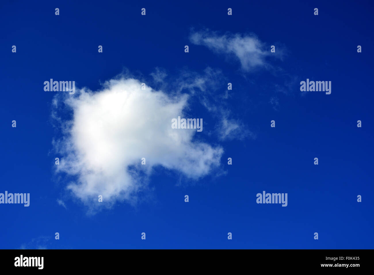 Soffice nuvola, cumulus cloud, fumo, cielo blu, blu scuro, silenzio, calma, lenitivo, pace, pacifica, pensando, atmosfera,rilassante Foto Stock
