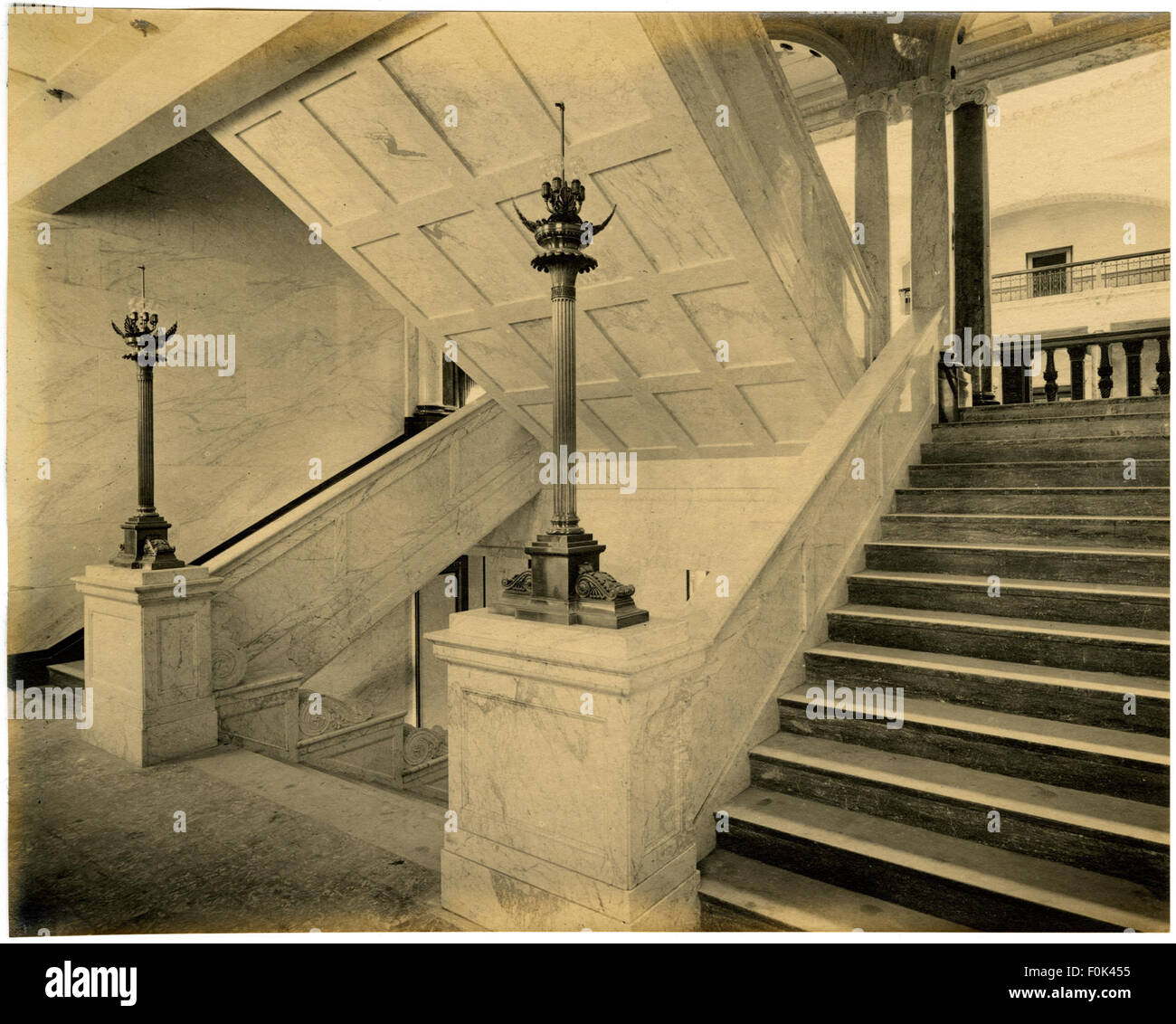 Il primo sbarco segna un evento storico significativo, spesso associato all'esplorazione precoce o all'arrivo di coloni in una nuova regione, come nelle Americhe o in Australia. Foto Stock