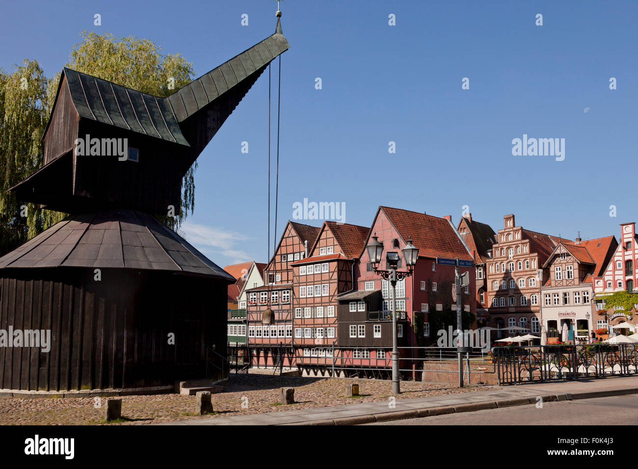 Stint e mercato treadwheel gru, cittadina anseatica di Lüneburg, Bassa Sassonia, Germania Foto Stock