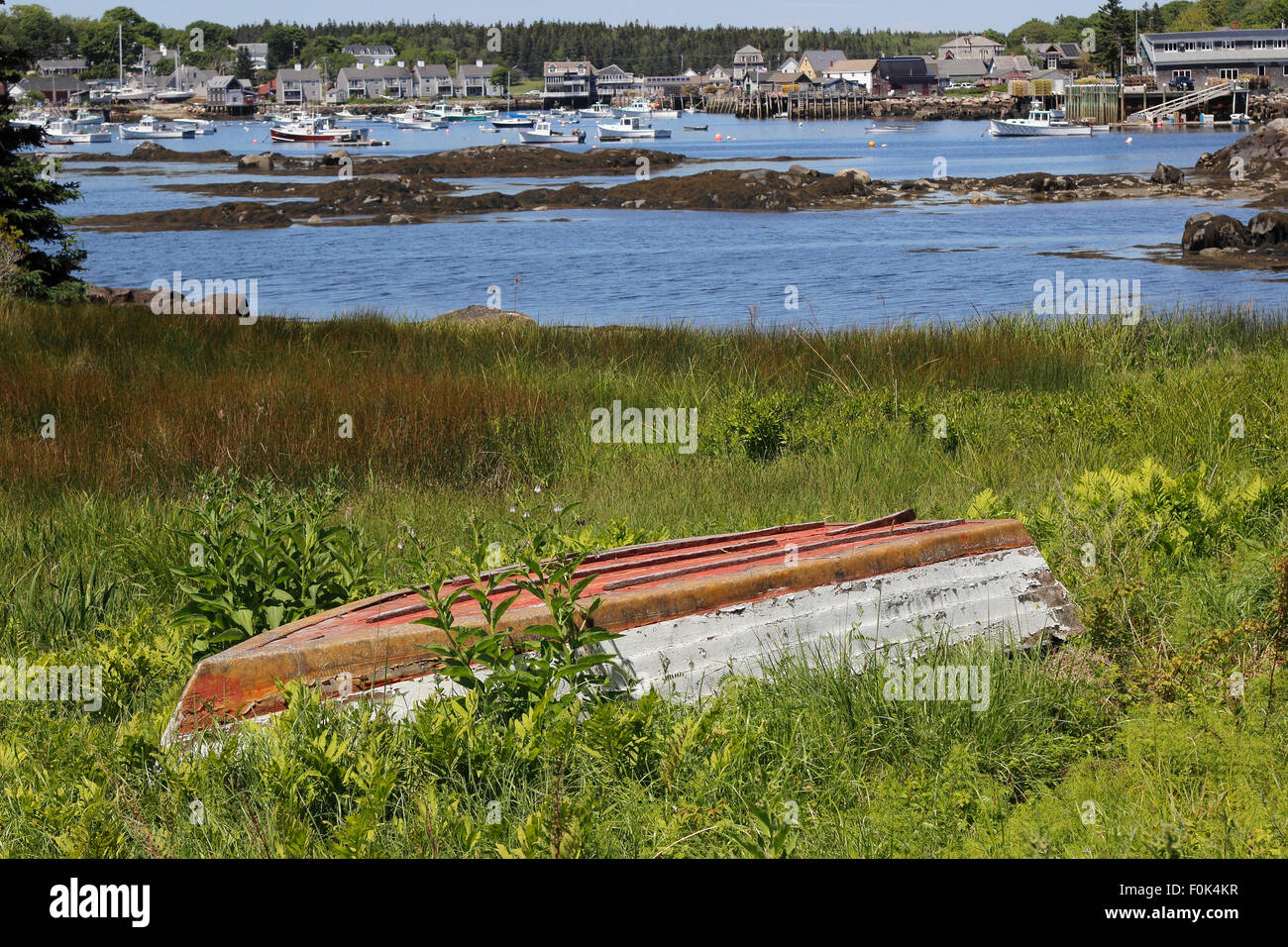 Barca abbandonata in erba a porto Isola Vinalhaven Maine New England USA Foto Stock