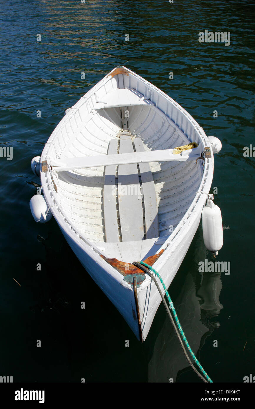 Peapod barca a remi legati al dock isola Vinalhaven Maine New England USA Foto Stock