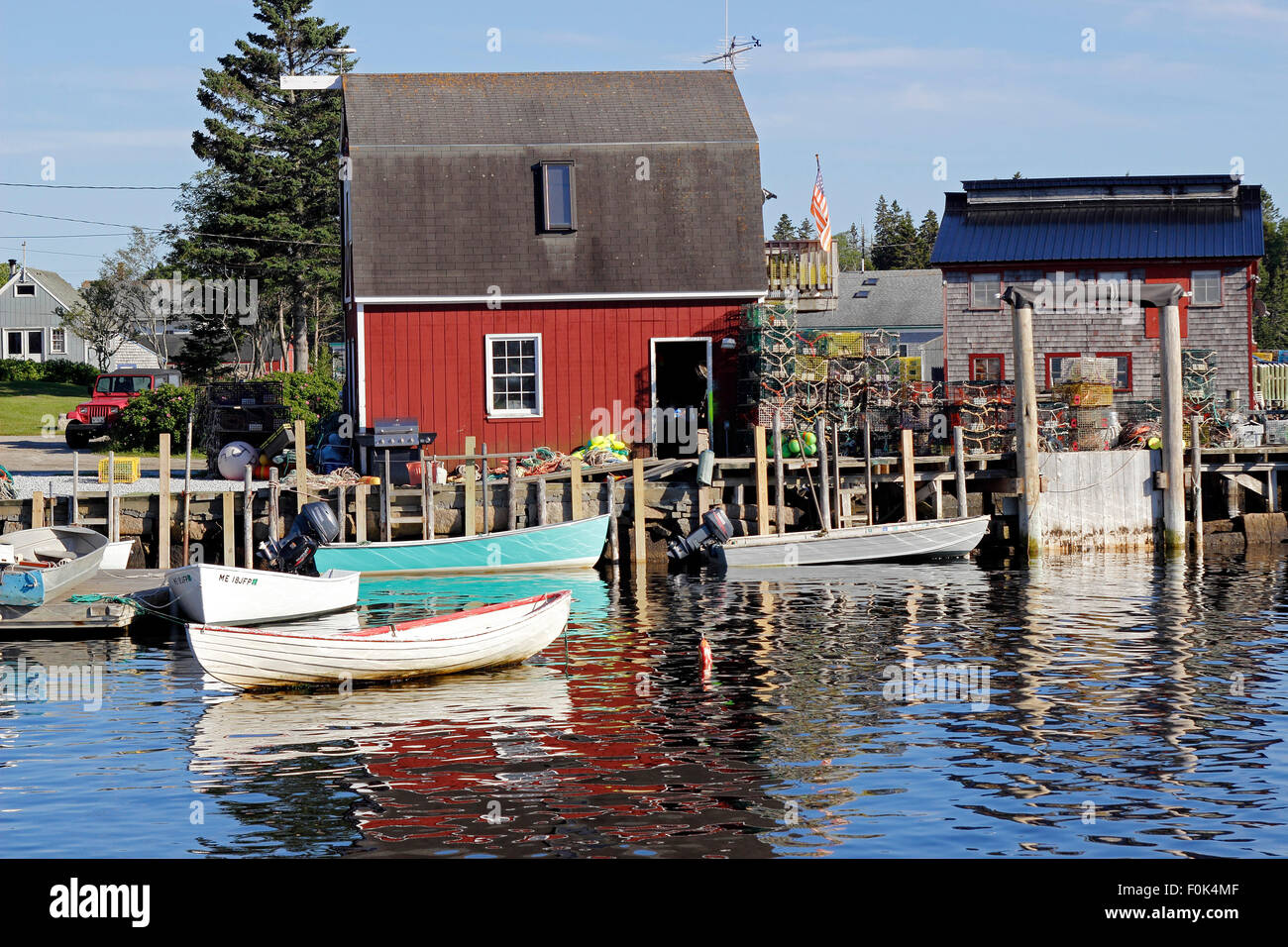 Lobster shack con piccole barche sul lungomare di Isola Vinalhaven Maine New England USA Foto Stock