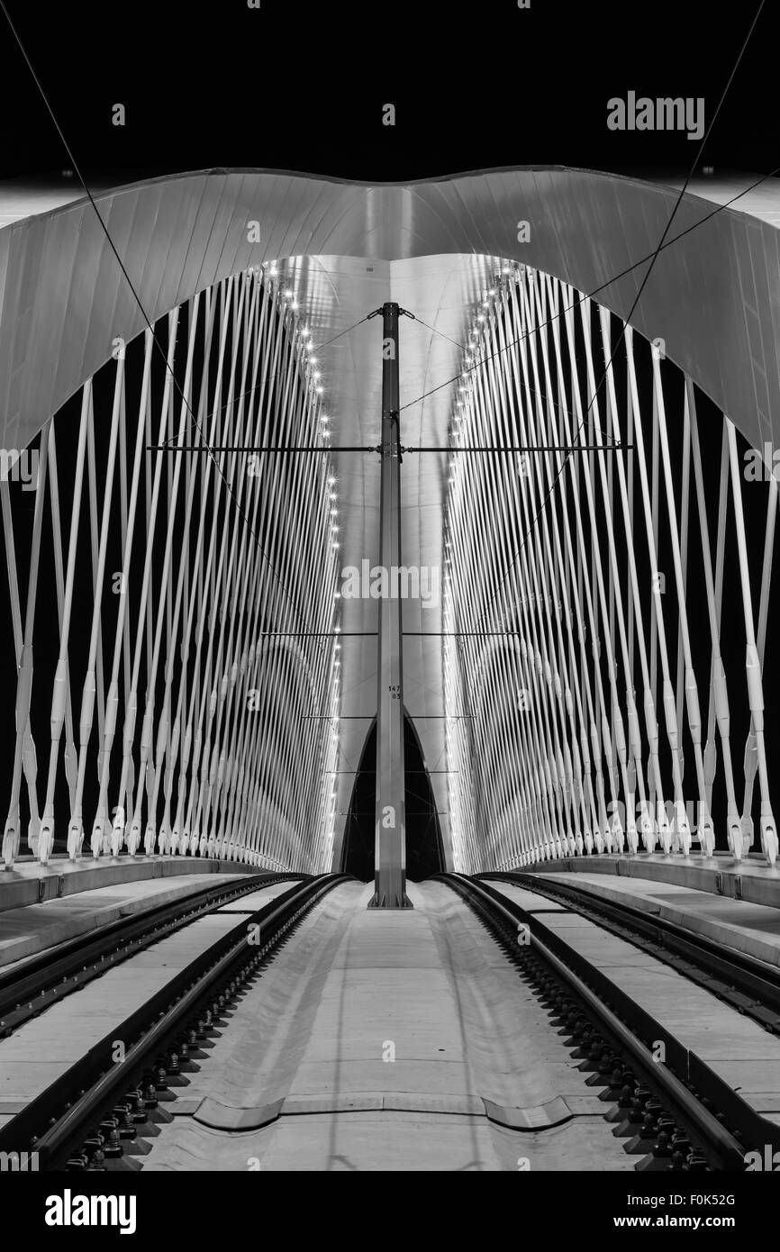 Vista notturna del ponte di Troja dal fiume Vltava, Trojsky più, Praga, Repubblica Ceca Foto Stock