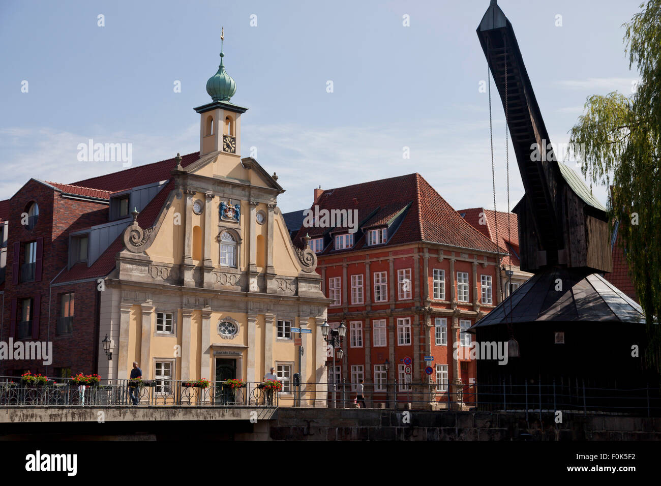 Treadwheel gru e Altes Kaufhaus, cittadina anseatica di Lüneburg, Bassa Sassonia, Germania Foto Stock