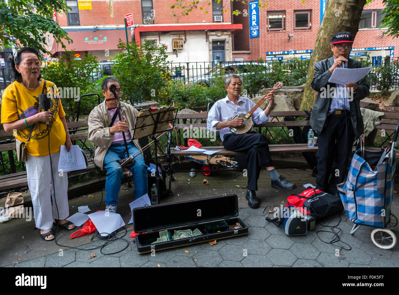 New York City, Stati Uniti, Small Group People, Street Musicians, suonare musica tradizionale cinese nel quartiere di Chinatown, anziani che si riuniscono nel parco pubblico, attività per anziani, fare musica insieme, strada cinese, immigrazione [WP] [adulti] [Senior] diverse america, gruppo di adulti di mezza età, musicisti pubblici Foto Stock