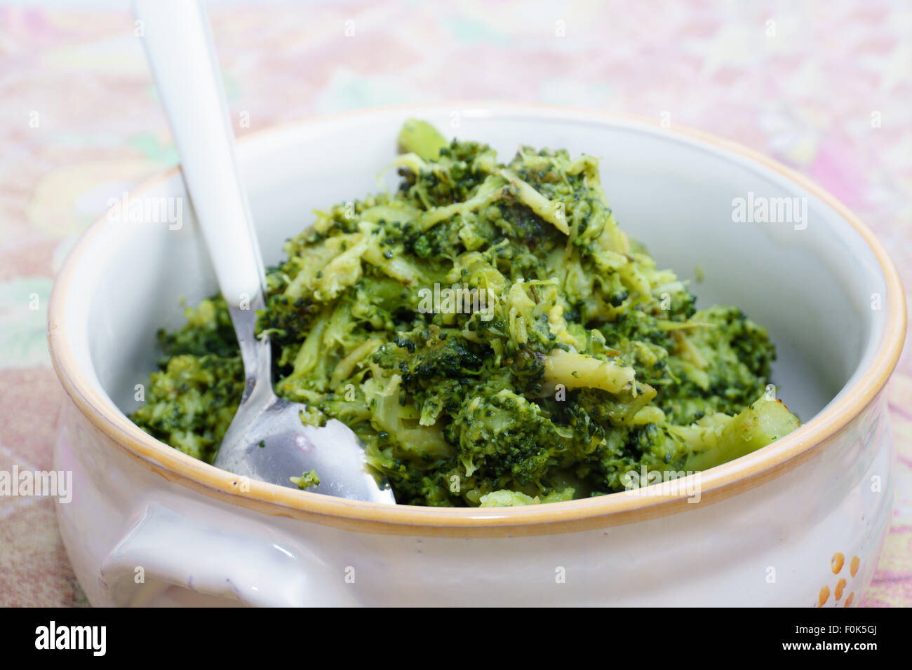 Broccoli, cottura, verdure, vegan, dieta, cime di rapa, cibo italiano Foto Stock