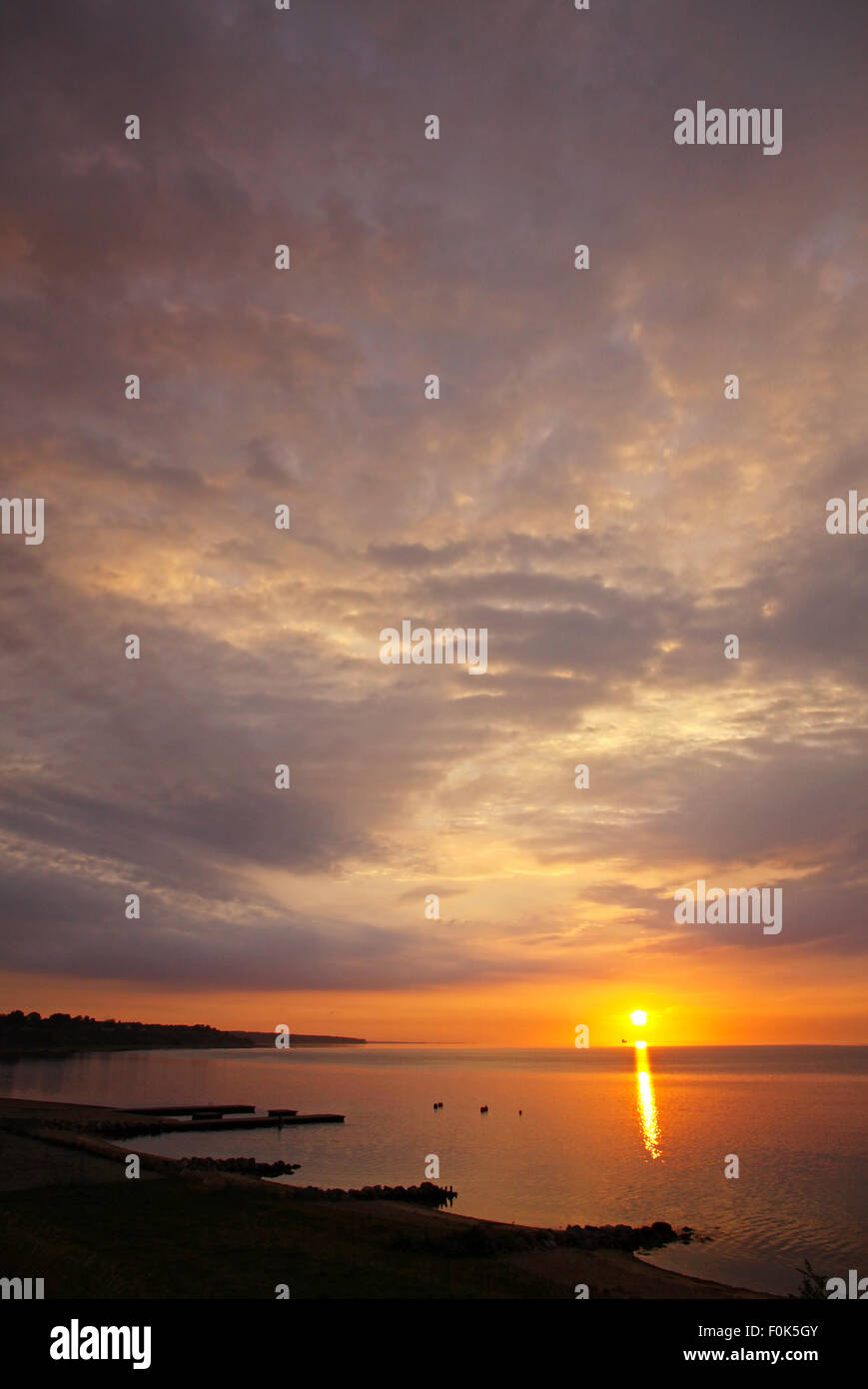 Alba sul Kattegat stretto nella città di Fredericia, Danimarca. Nel Kattegat è uno stretto di mare che collega il Mare del Nord e il Mar Baltico Foto Stock