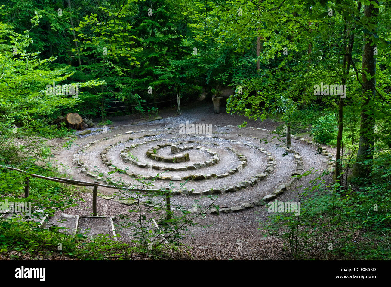 Labirinto a spirale nel bosco a Groombridge Place, Groombridge vicino a Tunbridge Wells, Kent, Inghilterra Foto Stock