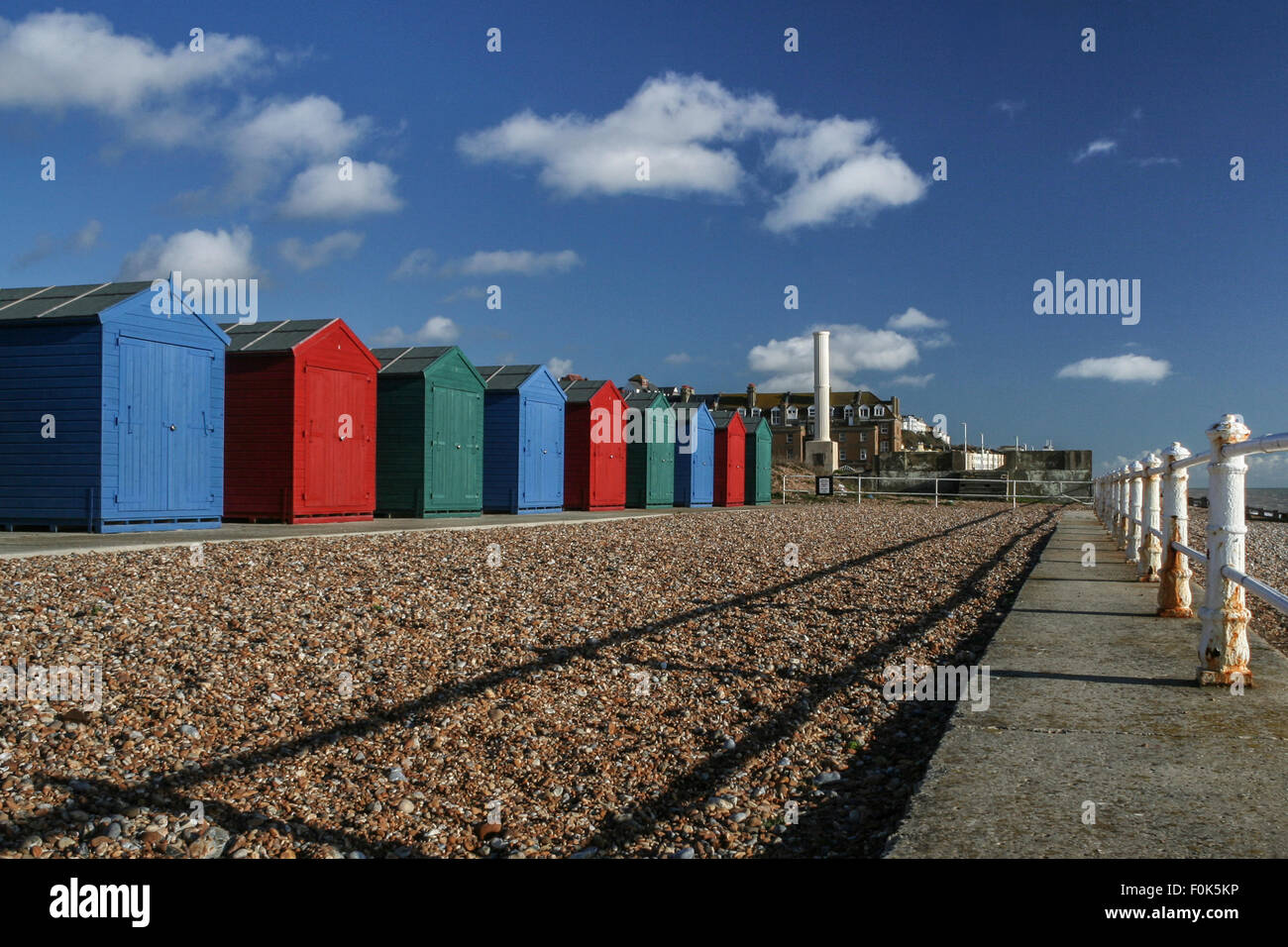 Pittoresca spiaggia di capanne sul lungomare a St Leonards on Sea, East Sussex Foto Stock