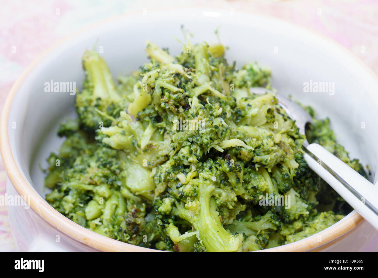 Broccoli, cottura, verdure, vegan, dieta, cime di rapa, cibo italiano Foto Stock