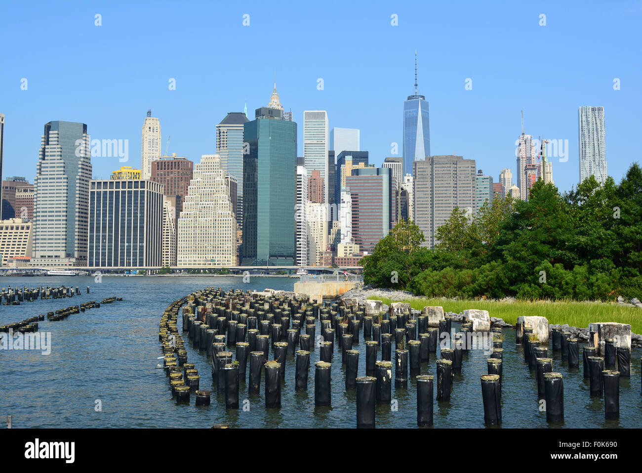 La parte inferiore di Manhattan vista dal Ponte di Brooklyn Park. Foto Stock