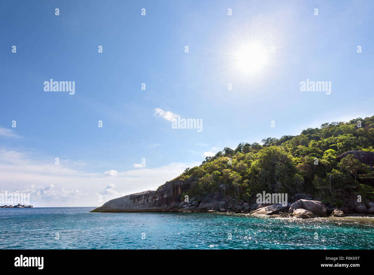 Sole estivo sull'isola e il bellissimo mare blu nella zona per le immersioni a Koh Payu in um Ko Similan Parco Nazionale Foto Stock