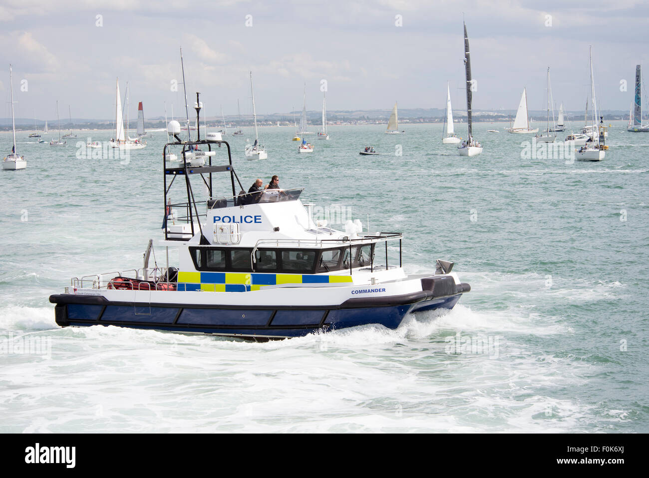 Hampshire pattuglia di polizia Il Solent per via navigabile in un 12m imbarcazione catamarano Foto Stock