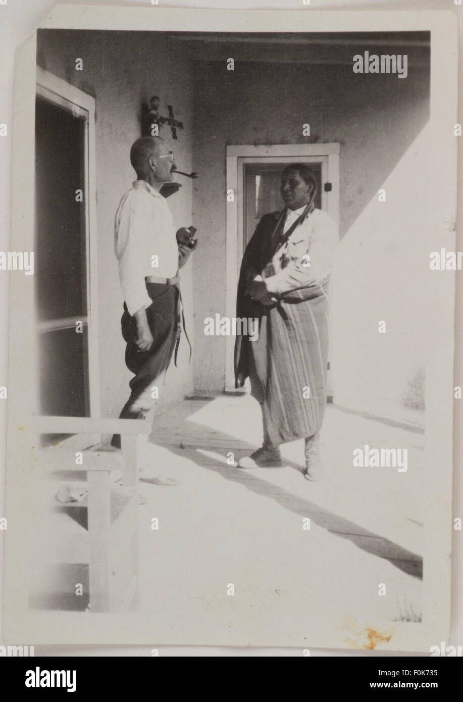 Akseli Gallen-Kallela e Tony Luhan sul Gallen-Kallelas' portico a Taos, Nuovo Messico, 1924. Akseli Gallen-Kallela e Tony Luhan sul Gallen-Kallelas' portico in Foto Stock