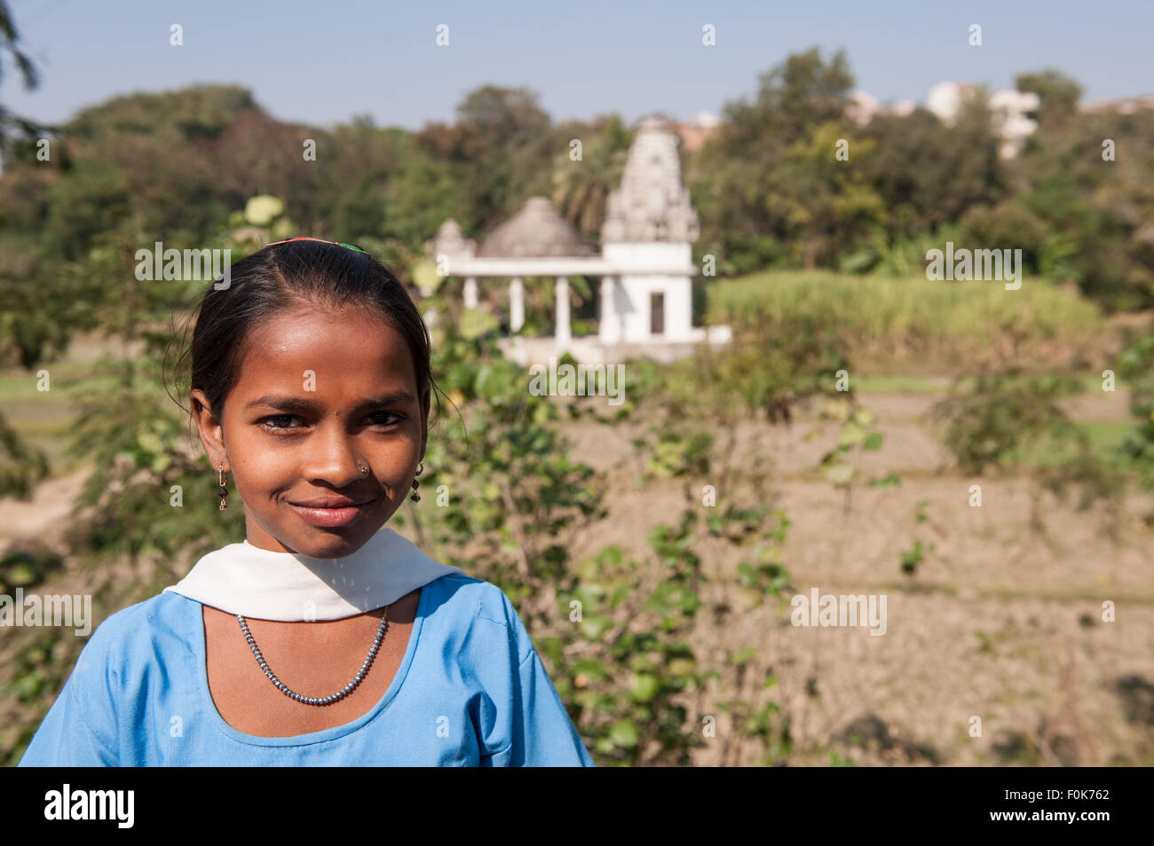 India; strada da Udaipur a Jodhpur. Ragazza in uniforme scolastica da un tempio. Foto Stock
