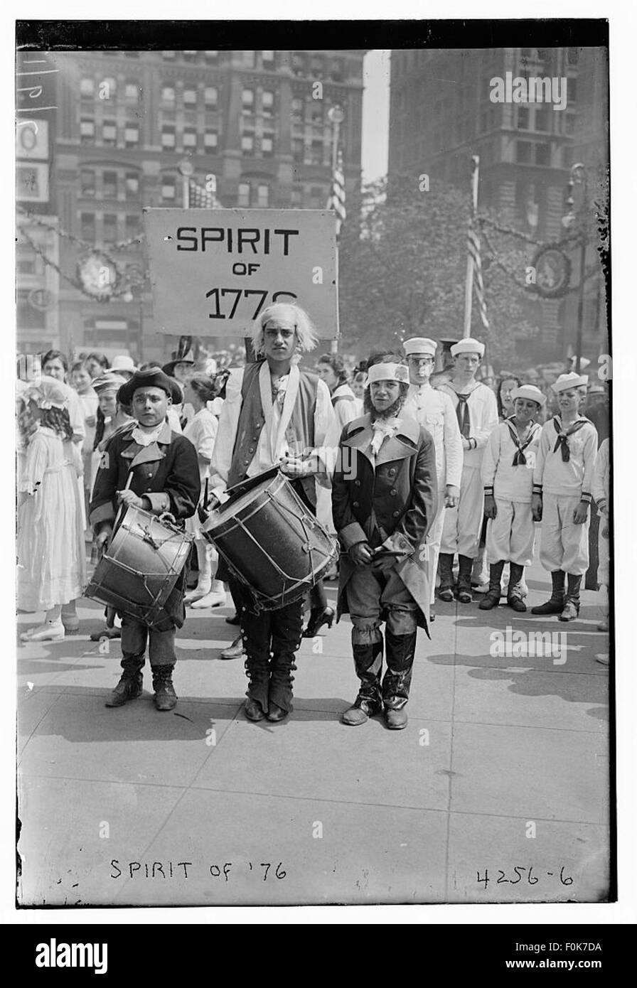 La parata Spirit of '76 si riferisce probabilmente a un evento storico o a una rievocazione commemorativa della rivoluzione americana, in particolare l'anno 1776. Presenta partecipanti a costumi d'epoca, celebrando l'indipendenza e il patrimonio degli Stati Uniti. Foto Stock
