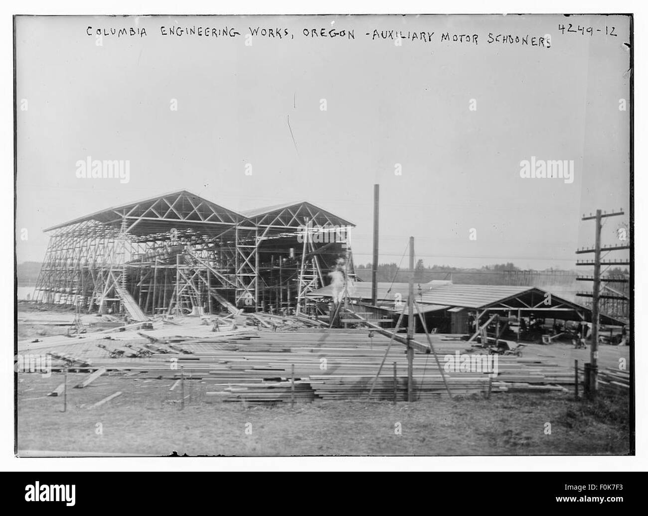 La Columbia Engineering Works in Oregon era nota per la costruzione di motorini ausiliari, navi progettate sia per la propulsione a vela che a motore. Queste navi erano fondamentali per l'industria marittima durante il loro tempo, combinando la tecnologia tradizionale della navigazione a vela con i motori moderni. Foto Stock