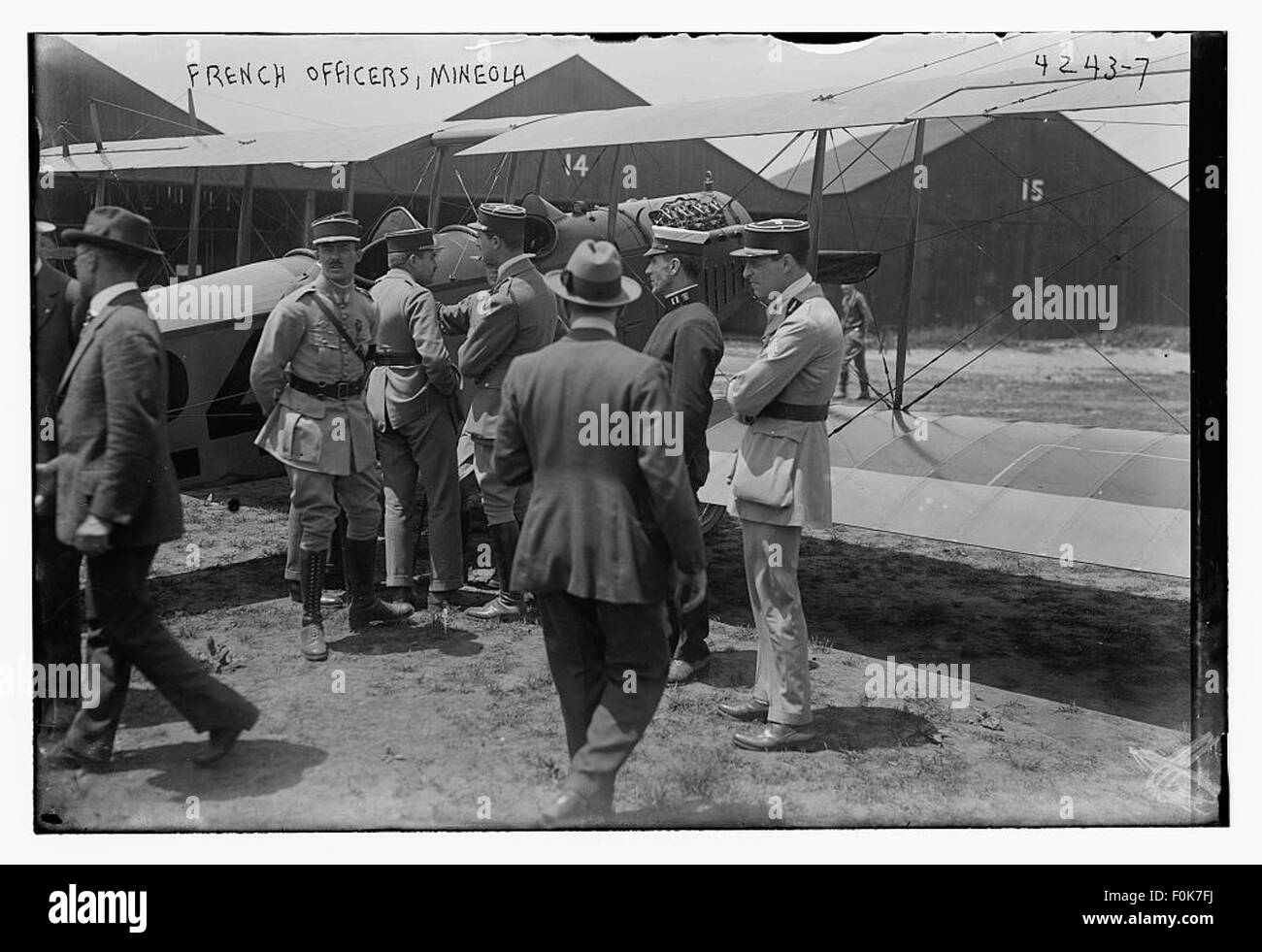 Gli aviatori dell'esercito francese sono fotografati a Mineola, probabilmente durante la prima guerra mondiale, come parte dell'addestramento o dello spiegamento delle forze aeree francesi negli Stati Uniti. L'immagine riflette la cooperazione internazionale tra Francia e Stati Uniti durante la guerra. Foto Stock