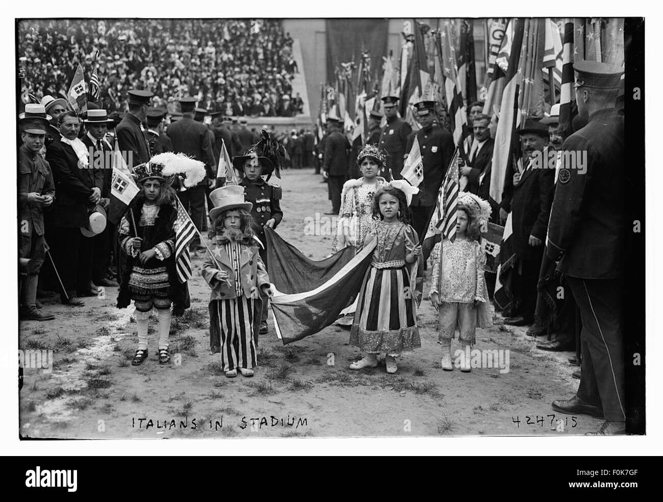 Una fotografia storica che cattura gli italiani in un evento di stadio. L'immagine raffigura probabilmente un momento di significato culturale o sportivo, che mostra l'incontro di persone in un ambiente pubblico per un evento comunitario o nazionale. Foto Stock