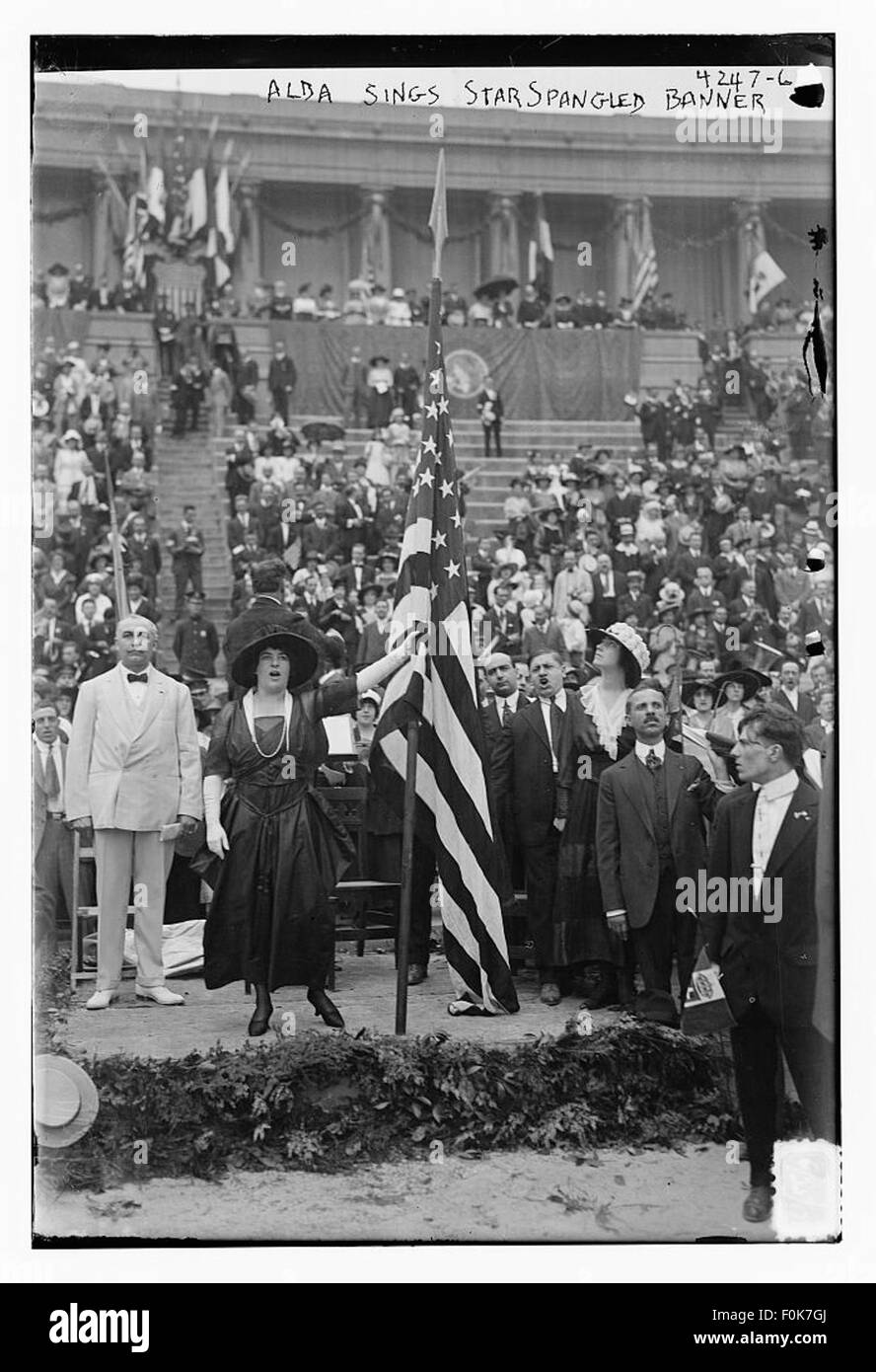 Alda canta lo Star Spangled Banner, l'inno nazionale degli Stati Uniti, in questa esibizione iconica. L'inno è un simbolo patriottico, che rappresenta gli ideali e i valori del paese. Foto Stock