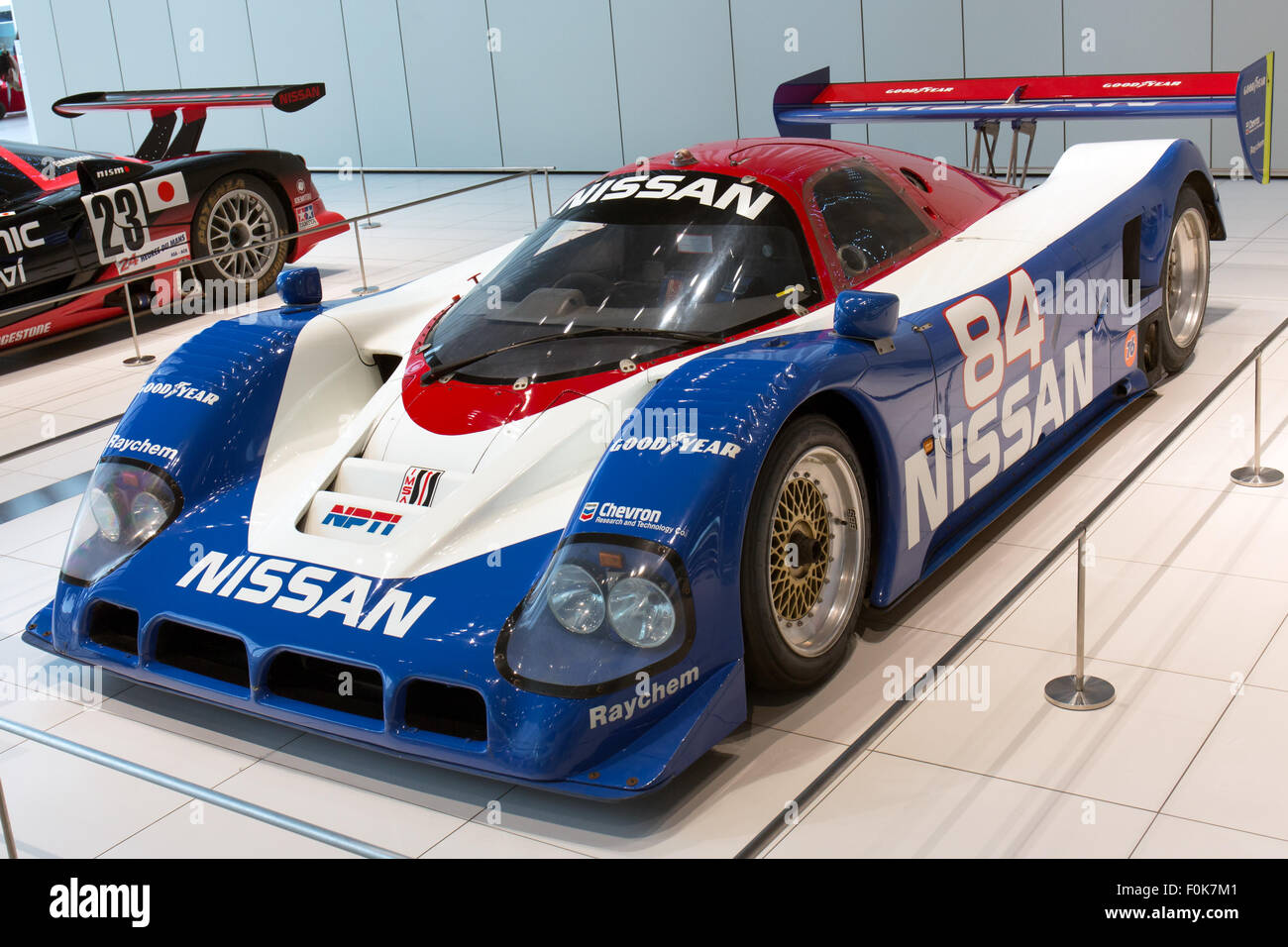 La Nissan R90CK è un modello di auto da corsa esposto presso la Nissan Global Headquarters Gallery. Presenta l'ingegneria e il design avanzati della divisione Motorsport di Nissan, riflettendo la dedizione del marchio ai veicoli ad alte prestazioni. Foto Stock