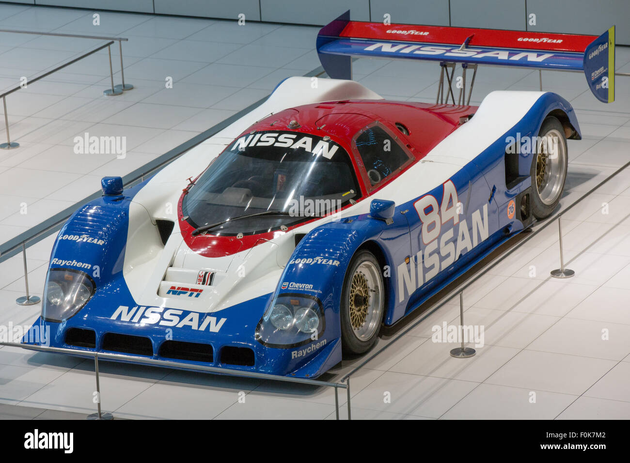 Una Nissan R90CK del 2015, esposta alla Nissan Global Headquarters Gallery. L'immagine cattura la visuale anteriore sinistra dell'auto, mostrando il suo design elegante e aerodinamico. La R90CK era un'importante auto da corsa usata negli anni '1990, nota per le sue prestazioni in gare di endurance. L'esposizione mette in risalto il suo posto nella storia automobilistica e l'eredità di Nissan nel Motorsport. Foto Stock
