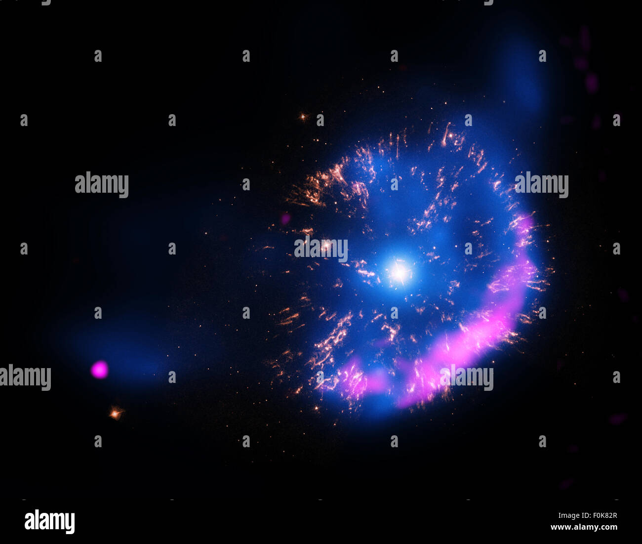 Le stelle Nova sono reazioni di fusione massicce che si verificano nello spazio, dove la fusione nucleare alimenta la forza esterna che impedisce il collasso. Queste stelle possono formare sistemi binari, dove una stella può strappare la materia dal suo compagno, causando esplosioni drammatiche. Foto Stock