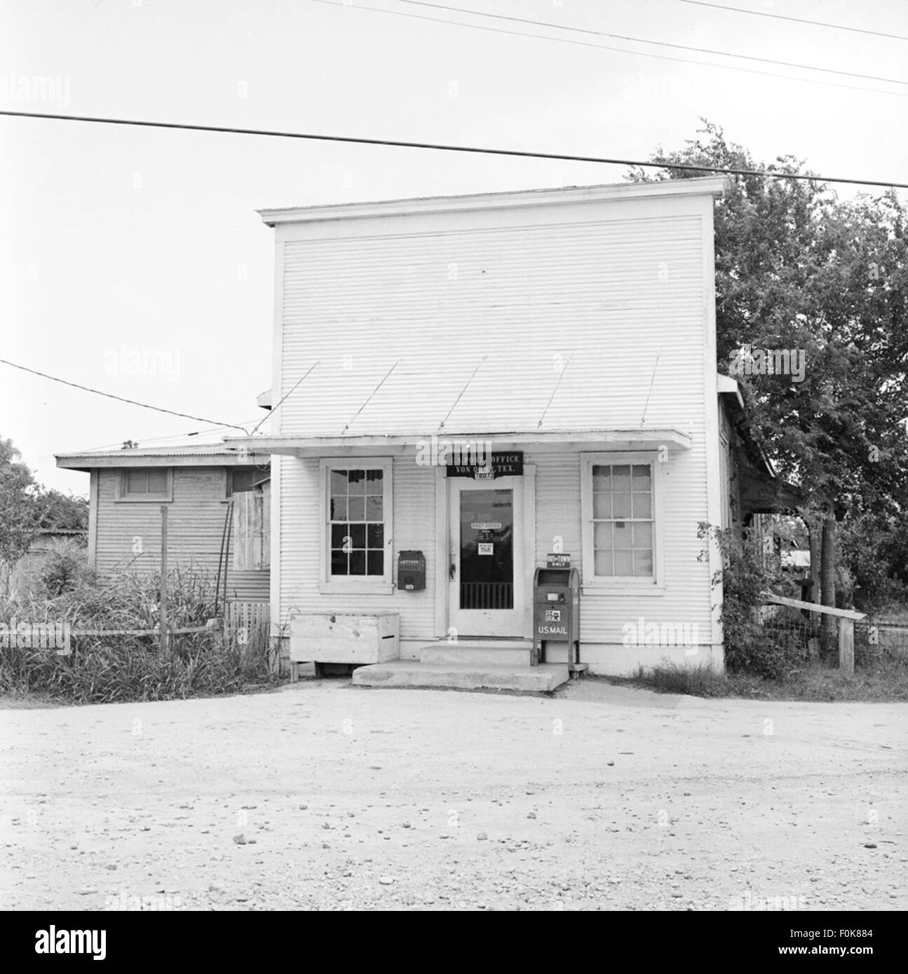 Questa immagine raffigura la stazione della Missouri Pacific Railroad presso l'ufficio postale degli Stati Uniti a Von Ormy, Texas. La stazione fungeva da posizione chiave per i servizi ferroviari e postali nella regione. Foto Stock