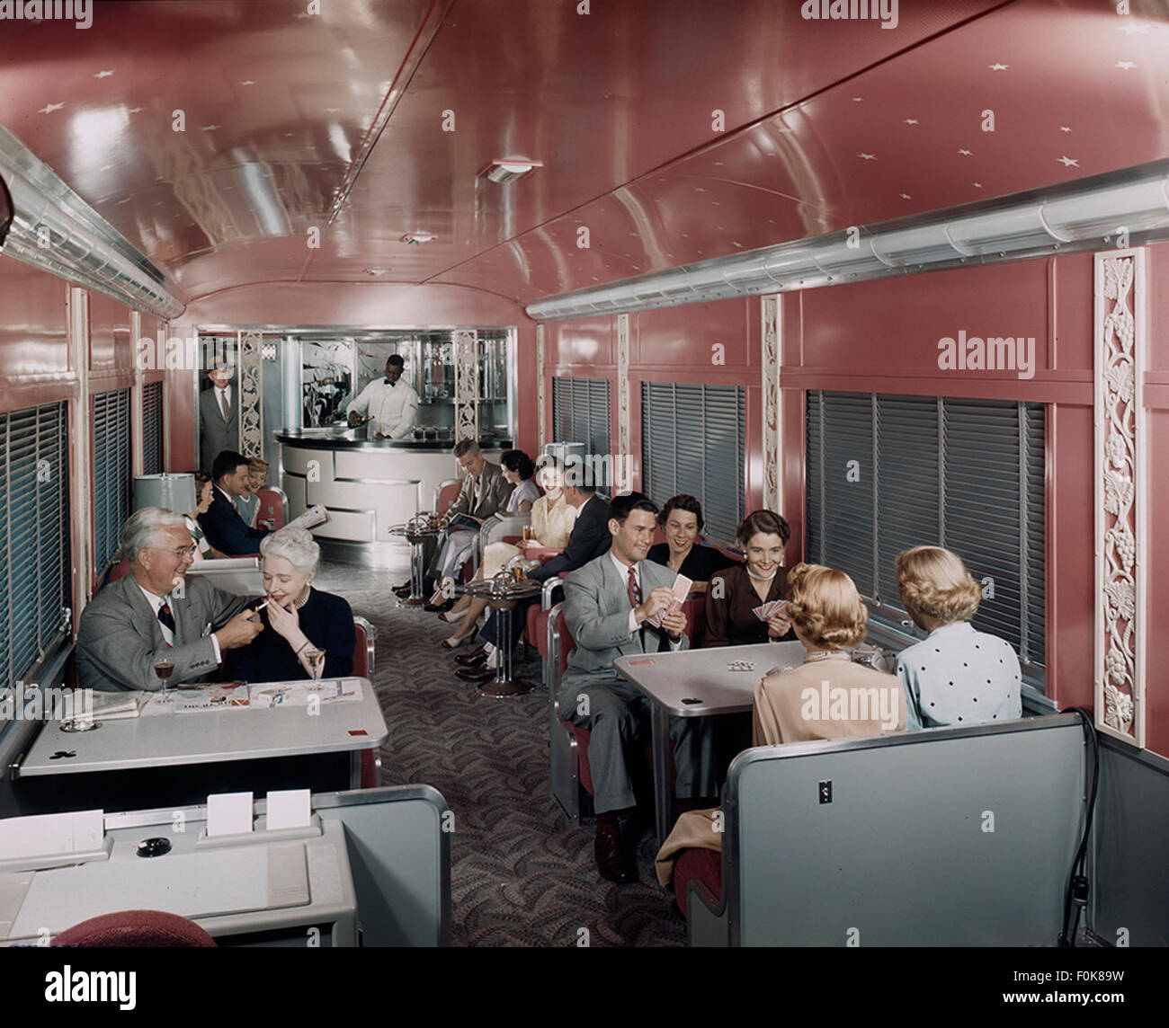 Una fotografia vintage della lounge car Sunset Limited della Southern Pacific Railroad, prodotta dalla Budd Company. Il Sunset Limited era un servizio ferroviario passeggeri di primo livello, noto per i suoi percorsi panoramici e confortevoli attraverso gli Stati Uniti occidentali Foto Stock