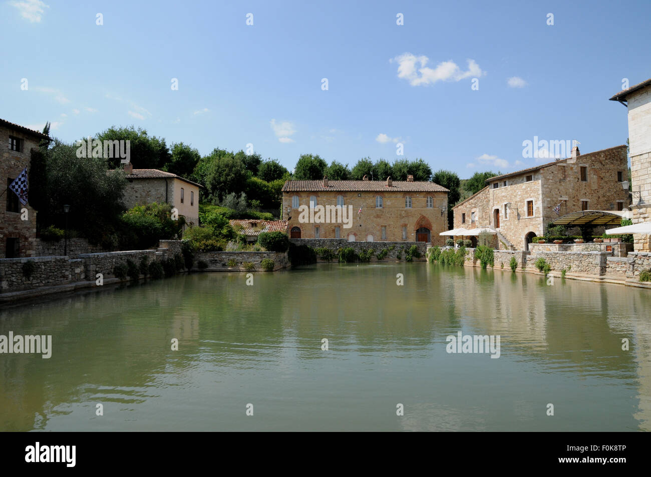 Le bolle d'acqua in piscina nel piccolo centro termale medievale borgo di Vignoni bagna nella Toscana centrale. Foto Stock