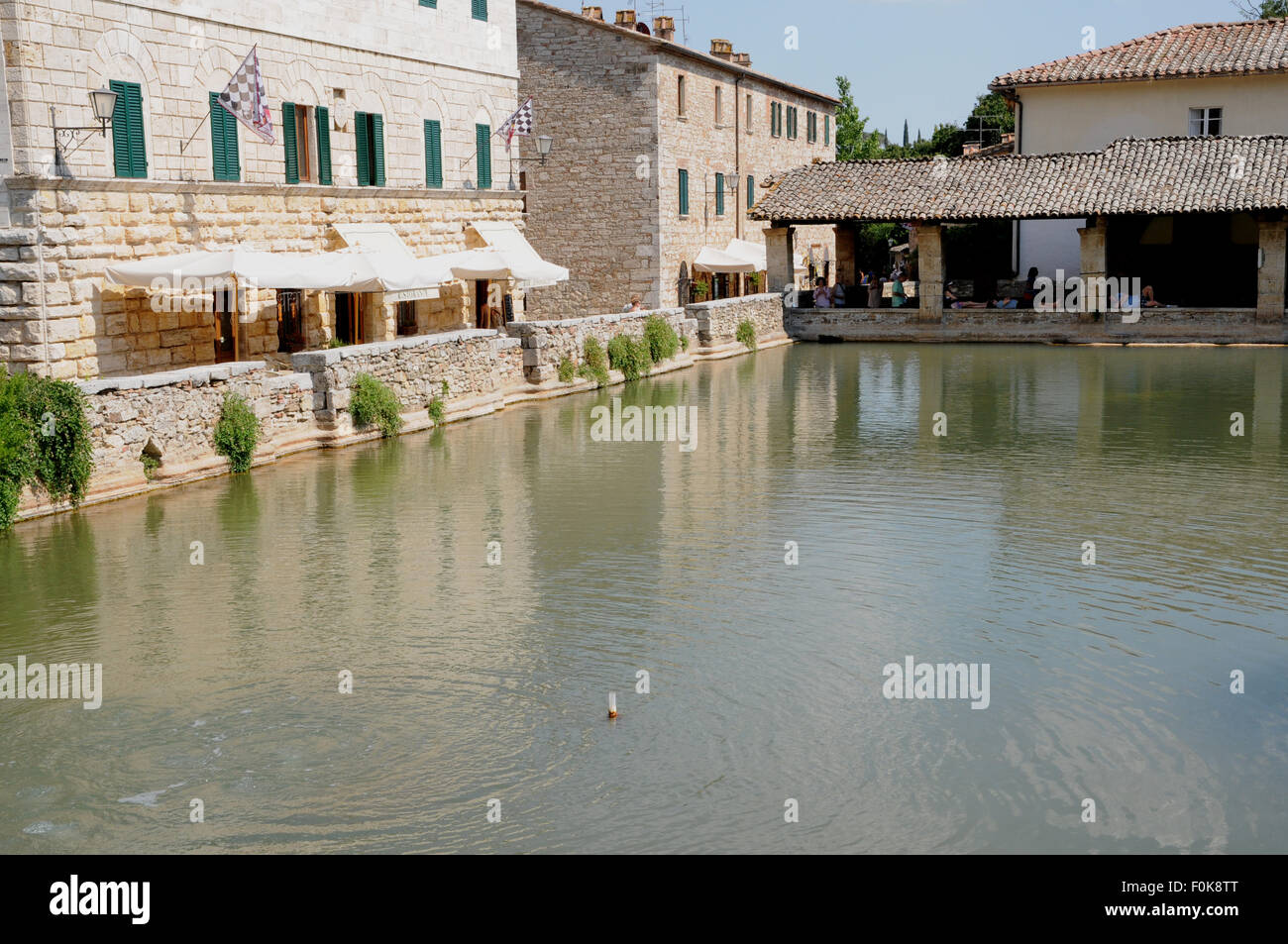 Le bolle d'acqua in piscina nel piccolo centro termale medievale borgo di Vignoni bagna nella Toscana centrale. Foto Stock