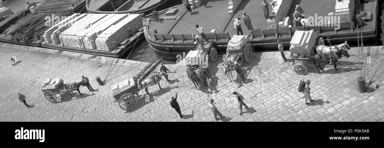 Il porto di Smirne, porto e centro commerciale chiave della Turchia, svolge un ruolo importante nel commercio e nel commercio regionale. Funge da punto di accesso per rotte di trasporto sia nazionali che internazionali. Foto Stock