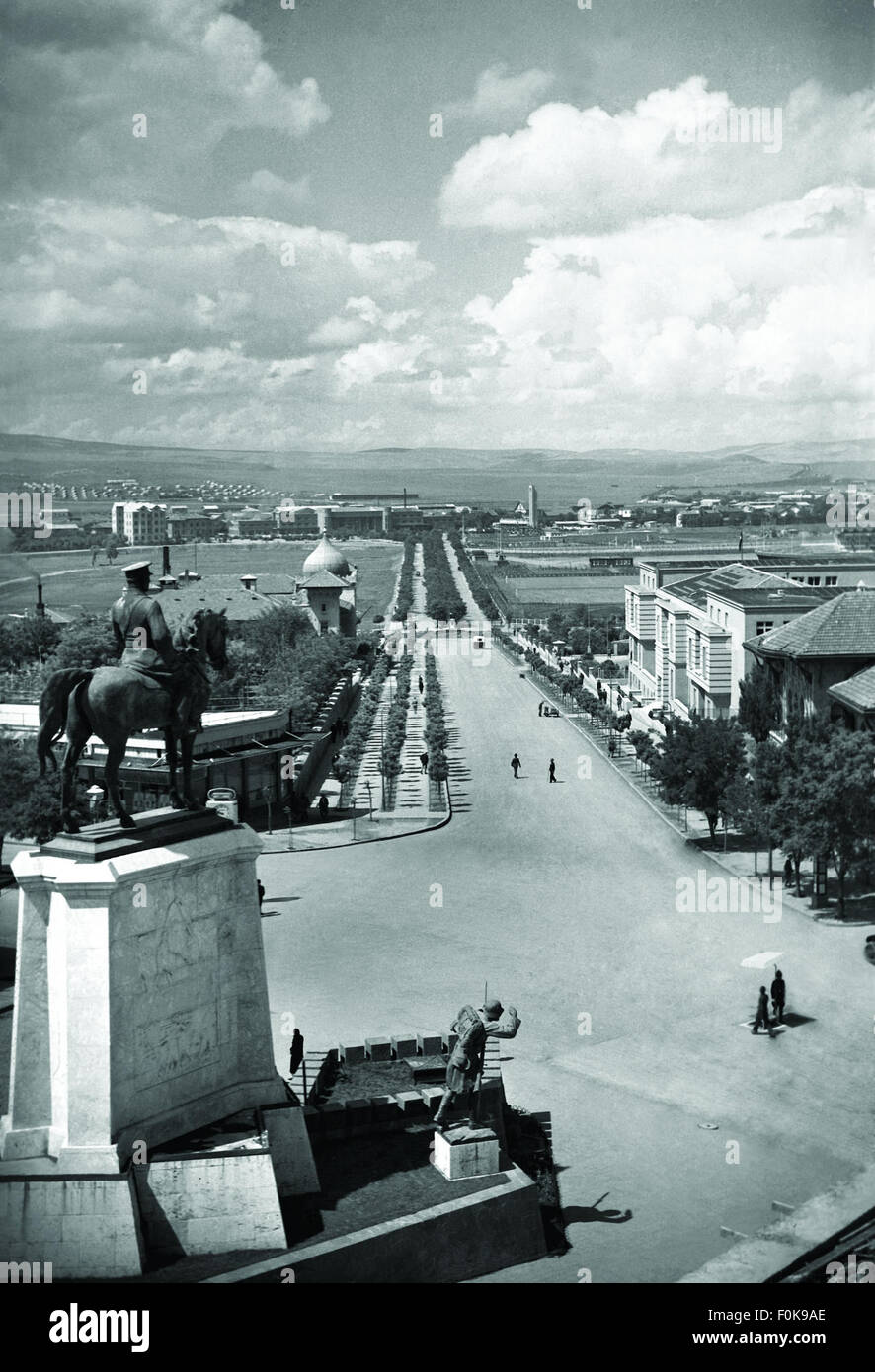 Repubblica Boulevard dal Monumento della Vittoria in piazza Ulus ad Ankara stazione ferroviaria, 1937 Repubblica Boulevard dal Monumento della Vittoria in piazza Ulus ad Ankara Foto Stock