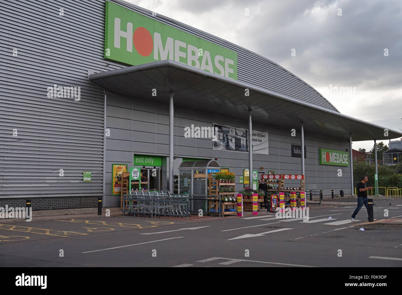Esterno Homebase DIY store, Finchley Road, London, Regno Unito Foto Stock