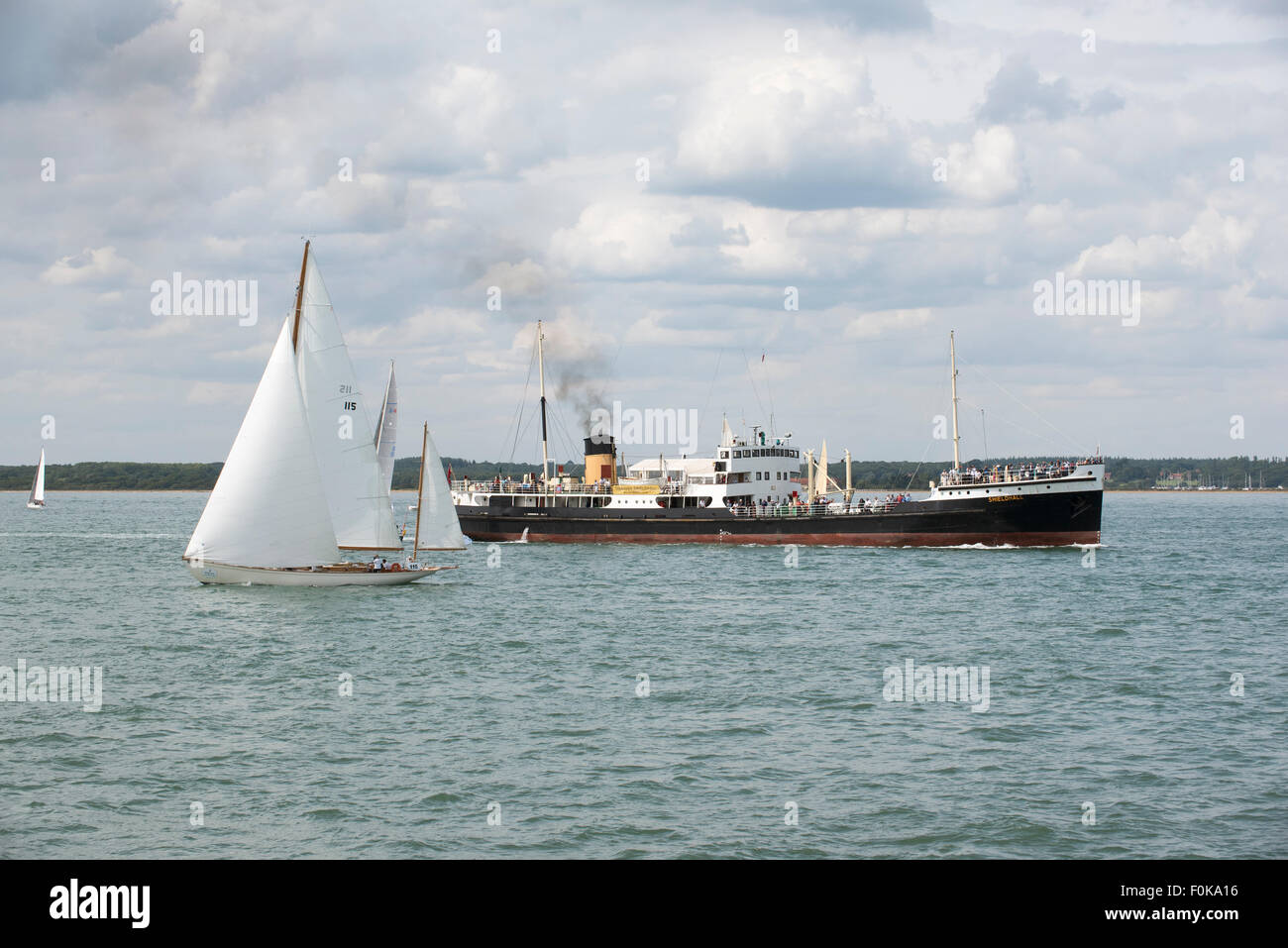 SS Shieldhall una storica nave a vapore con lo yacht Stormey meteo di Cowes 115 un Rolex Fastnet Race entrata sul Solent REGNO UNITO Foto Stock