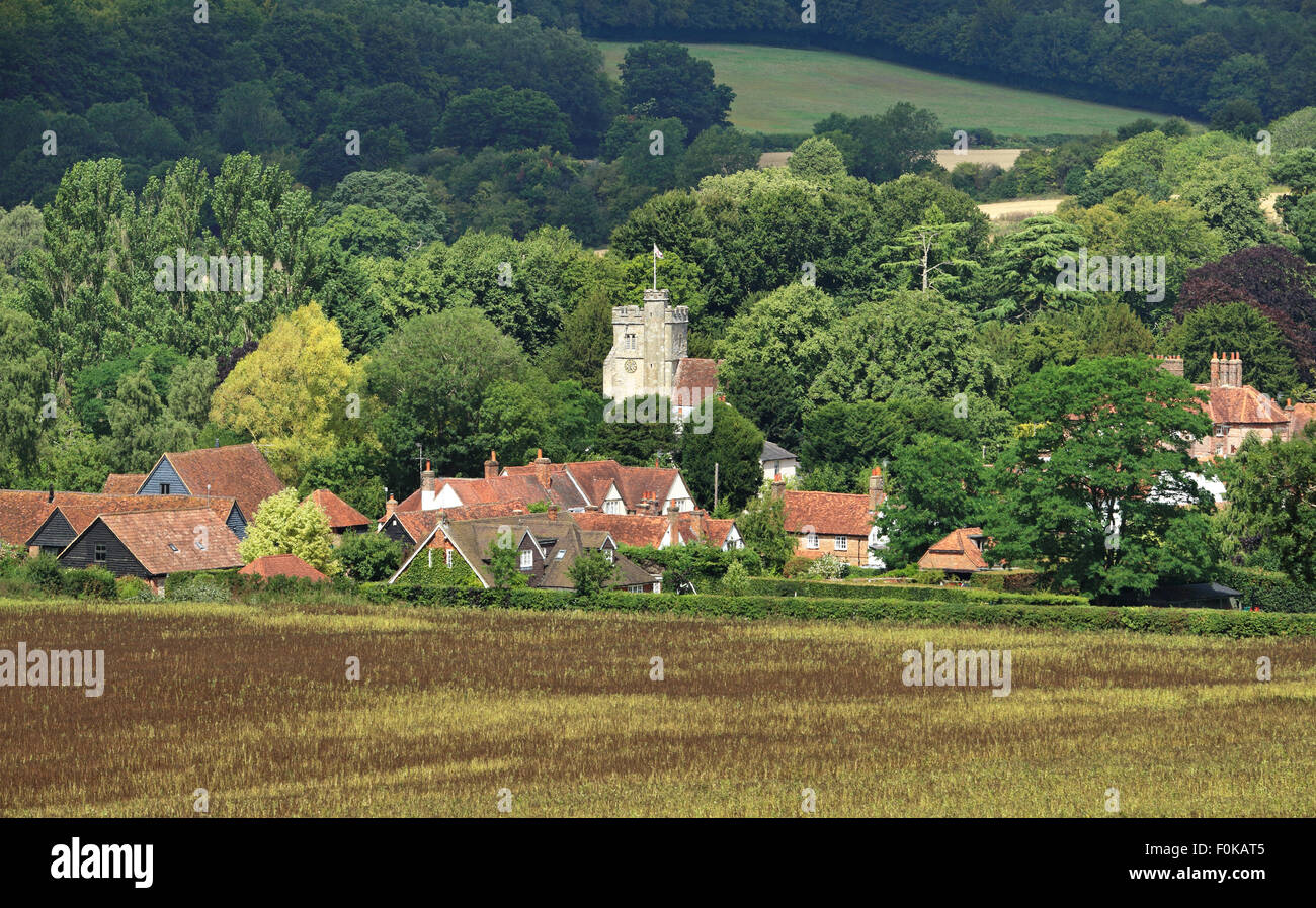 Un inglese un paesaggio rurale nella Chiltern Hills con il villaggio di Little Missenden nella distanza Foto Stock