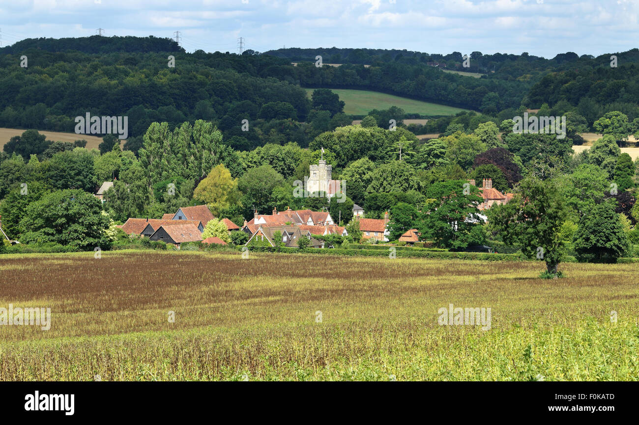 Un inglese un paesaggio rurale nella Chiltern Hills con il villaggio di Little Missenden nella distanza Foto Stock
