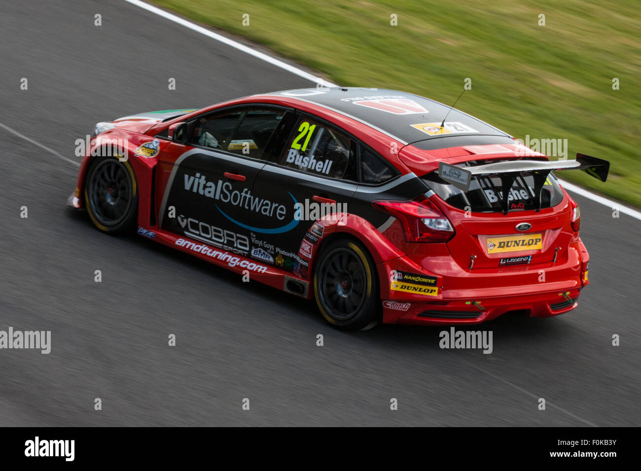 Mike Bushell avvicinando Clay Hill nel suo AmDtuning.com Ford Focus ST Oulton Park BTCC Foto Stock