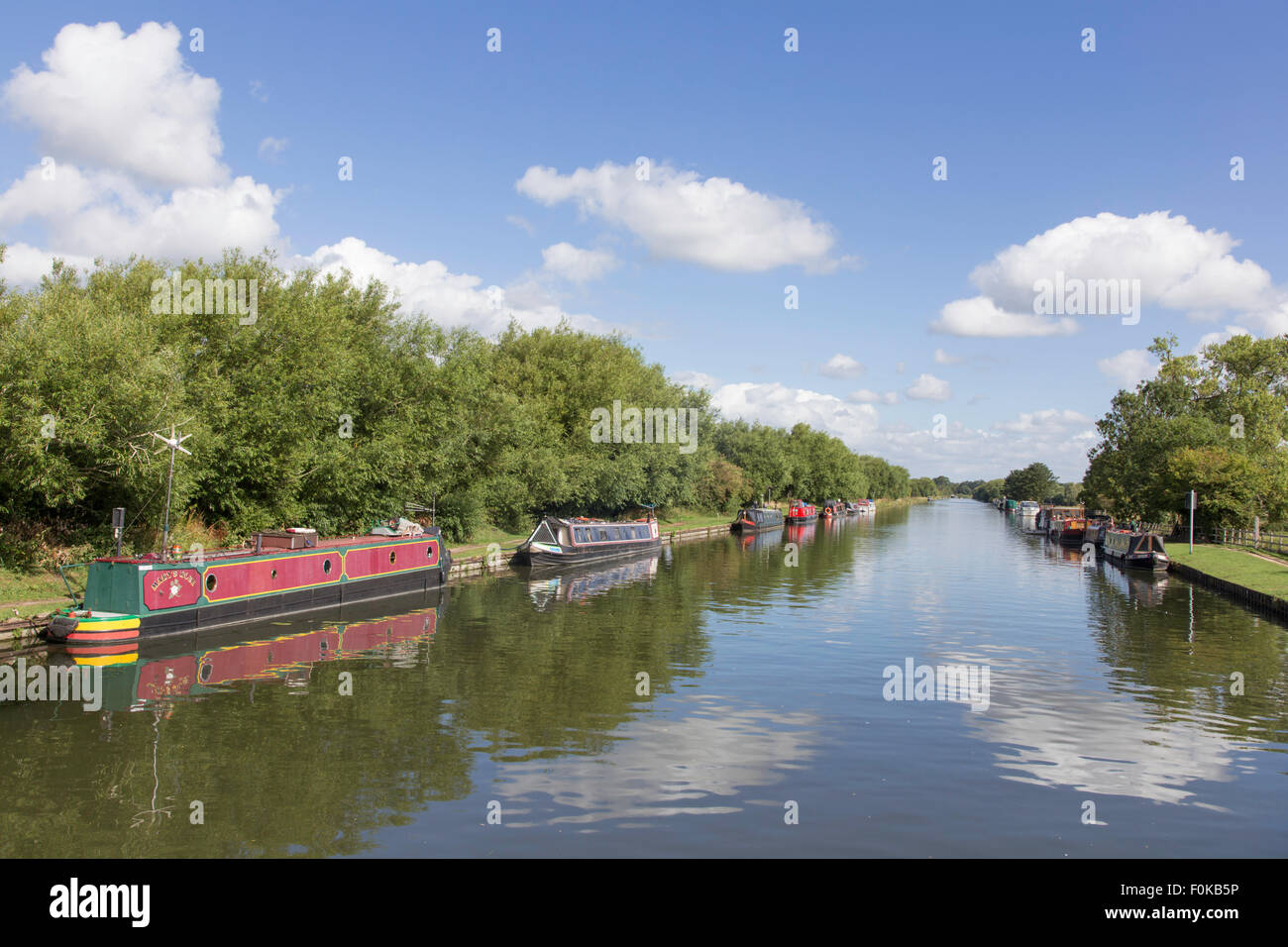 Il Gloucester e Nitidezza Canal vicino Frampton-on-Severn, Gloucestershire, England, Regno Unito Foto Stock